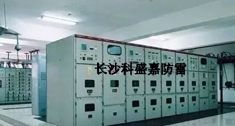 長沙雨花區：雷電劈開大樹 砸了3臺車